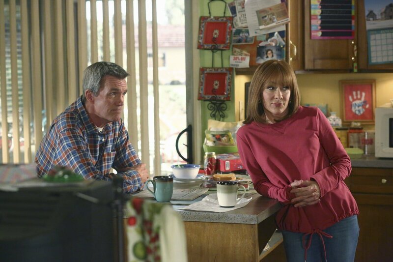 Mike (Neil Flynn, l.); Frankie (Patricia Heaton, r.) – Bild: HBOH