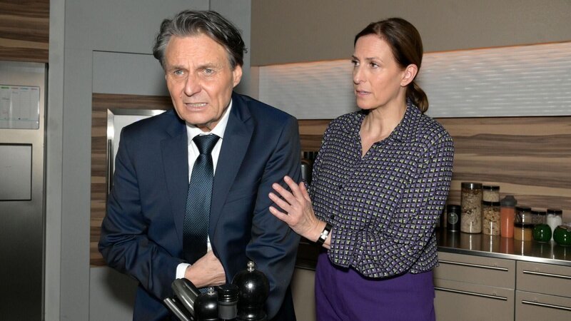 Desillusioniert schiebt Gerner (Wolfgang Bahro) seine Symptome auf seine Demenzerkrankung. Katrin (Ulrike Frank) versucht ihn zu beruhigen. – Bild: RTL /​ Rolf Baumgartner