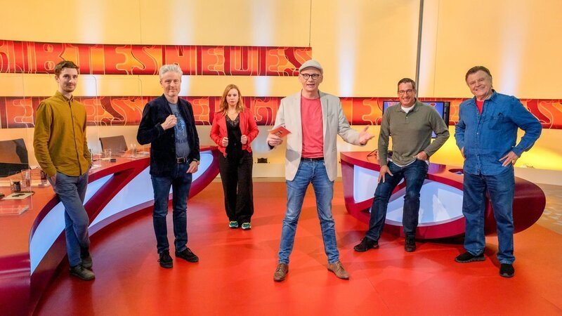 Clemens Maria Schreiner, Florian Scheuba, Katharina Straßer, Oliver Baier, Viktor Gernot, Lukas Resetarits. – Bild: ORF/​Günther Pichlkostner