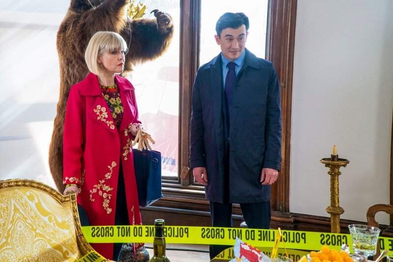 DS Wong (Matt McCooey) und Agatha (Ashley Jensen) machen sich am Tatort ein Bild von der Lage. Agatha unterstützt den Kommissar bei den Ermittlungen, denn DS Wong läuft die Zeit davon, um den Fall zu lösen. – Bild: Mark Bourdillon/​AcornTV /​ © Mark Bourdillon /​ © 2021 AcornTV & RLJ Entertainment, Inc. All Rights Reserved.