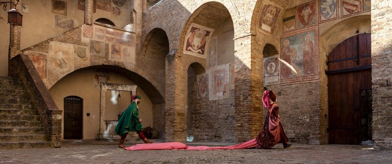 Im italienischen Mittelalter beginnt eine Bauära, in der Türme allein dem Zweck dienen, Luxus, Macht und Geld zur Schau zu stellen. In San Gimignano liefern sich vor allem die reichen Kaufmannsfamilien einen Wettkampf um den höchsten Turm der Stadt. – Bild: ZDF und Jörg Adams