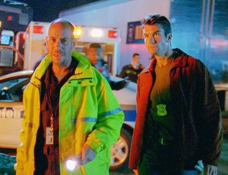 Wie kam es zum Absturz eines Flugzeugs? Dr. Garret Macy (Miguel Ferrer, l.) und Detective Woodrow Hoyt (Jerry O’Connell) untersuchen die Unglücksstelle. – Bild: RTL /​ NBC Universal