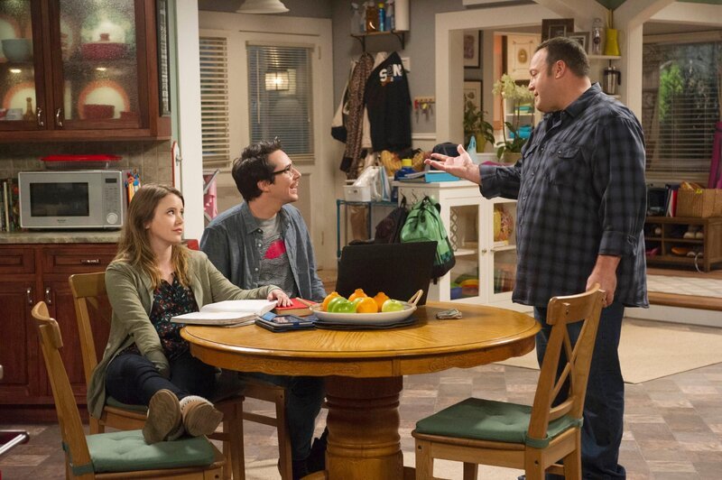 Kendra Gable (Taylor Spreitler), Chale Witt (Ryan Chartwright), Kevin Gable (Kevin James, r.) – Bild: RTL /​ © 2016 Sony Pictures Television Inc. and CBS Studios Inc. All Rights Reserved.