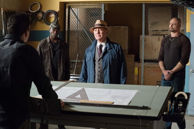 Raymond ‚Red‘ Reddington (James Spader, Mitte), Wächter (Steve Lord, r.) – Bild: RTL