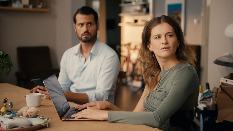 Nico (Nicolas Fethi Türksever) und Melisa (Melisa Dobric) werden nicht aus Mona schlau, die auf einmal sich ganz anders als sonst verhält. – Bild: RTL Deutschland