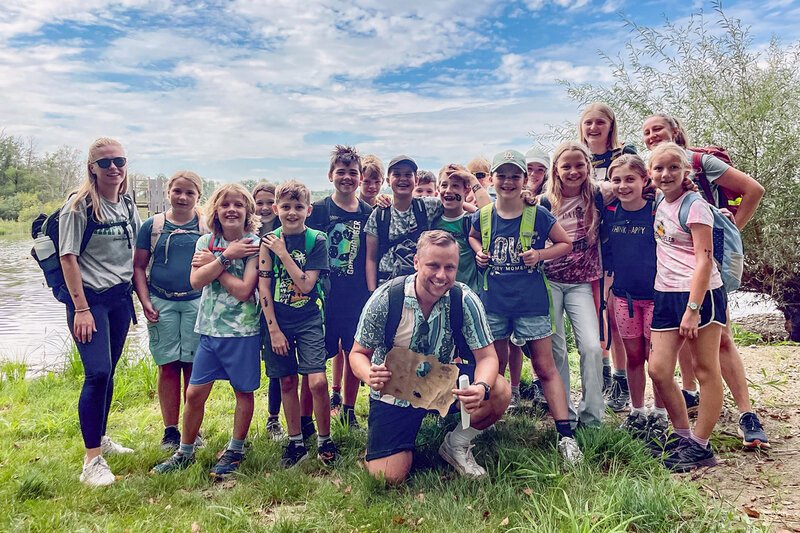 SRF bi de Lüt – Fitze übernimmt, Staffel 3, Zurück in die Schule – Jan Fitze im Klassenlager, Jan Fitze im Klassenlager mit der 5./​6. Klasse der Schule Thundorf mit der Klassenlehrerin Paulina Kwiecien (l.) – Bild: SRF