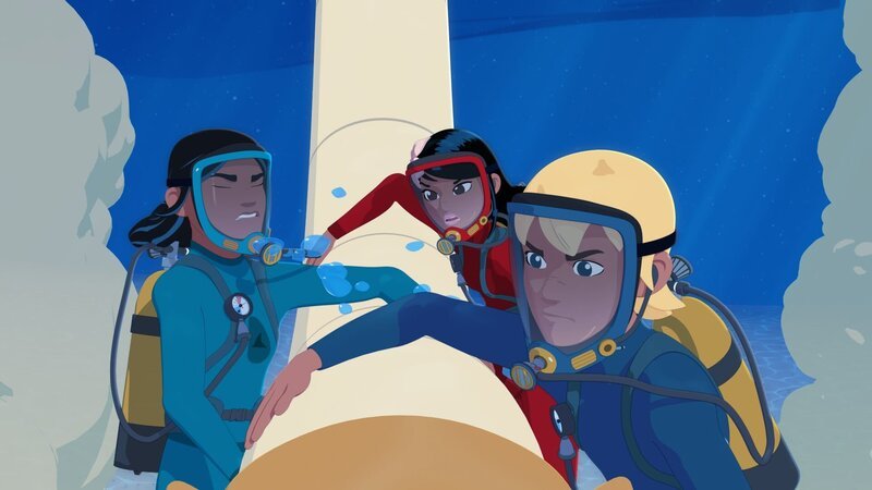 Auru (l.), Timeti (M.) und Yann (r.) haben den dicken Schlauch entdeckt, mit dem der Sand der Lagune abgesaugt wird. Sie versuchen mit aller Kraft, den Schlauch zu lösen. – Bild: ZDF/​Media Valley/​Marzipan Films