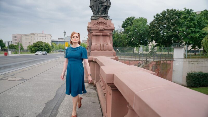 Die Militärhistorikerin Lynette Nusbacher erkundet die Moltkebrücke in Berlin, Deutschland. – Bild: National Geographic /​ National Geographic
