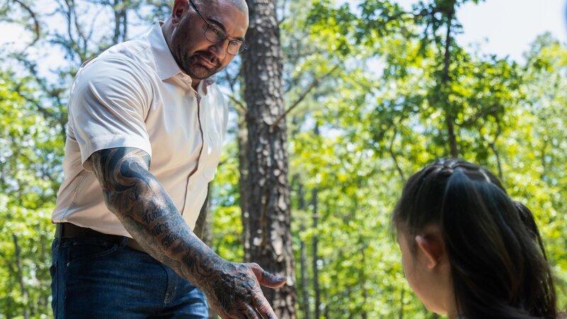 Leonard (Dave Bautista, l.); Wen (Kristen Cui, r.) – Bild: Universal Studios Leonard (Dave Bautista, l.); Wen (Kristen Cui, r.) – Bild: Universal Studios