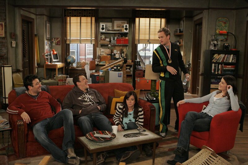Ein Blick in die Vergangenheit von Ted (Josh Radnor, l.) und seinen Freunden Marshall (Jason Segel, 2.v.l.), Barney (Neil Patrick Harris, 2.v.r.), Lily (Alyson Hannigan, M.) und Robin (Cobie Smulders, r.) … – Bild: © 20th Century Fox International Television