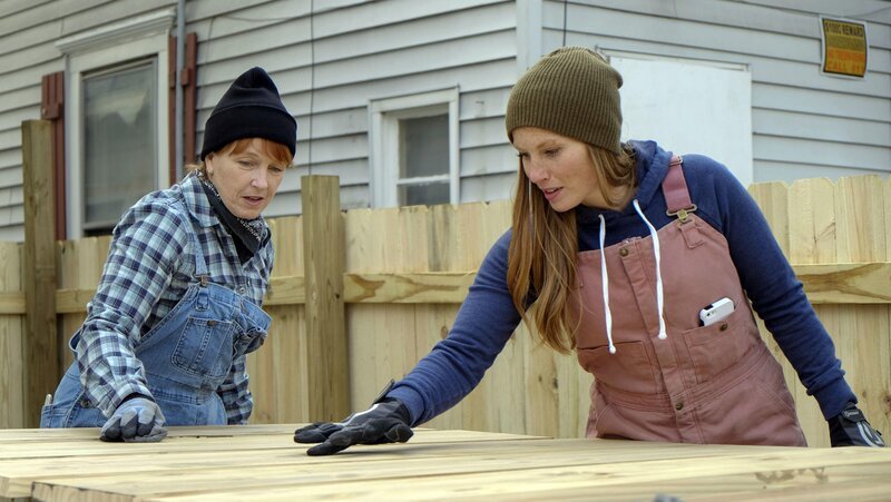 Bei ihrem neusten Umbauprojekt müssen Karen (l.) und Mina (r.) das Haus bis auf die Grundpfeiler abreißen, um es dann in ein elegantes, geräumiges Zuhause verwandeln zu können … – Bild: HGTV/​Scripps Networks, LLC