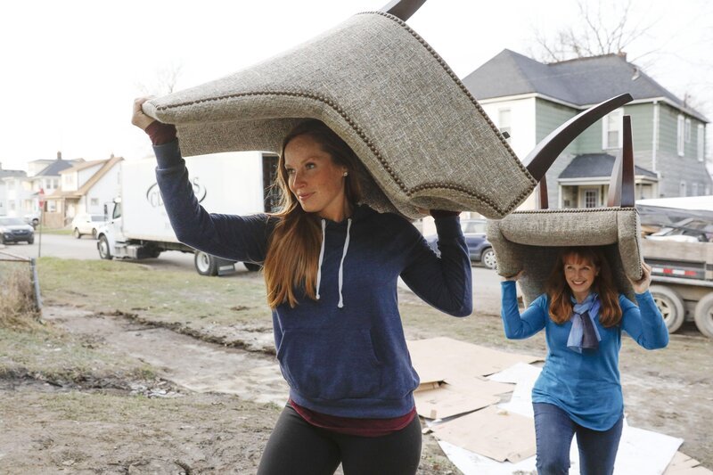 Können Mina (l.) und ihre Mutter Karen (r.) das jüngst erworbene Haus nach dem Umbau auch gewinnbringend verkaufen? – Bild: HGTV/​Scripps Networks, LLC.