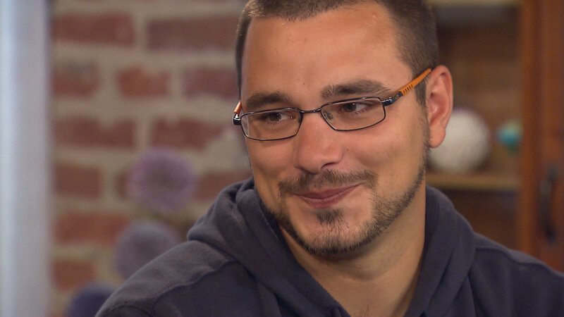 Daniel wird direkt nach der Geburt von seiner Mutter weggegeben und adoptiert. Er kennt weder ihren Namen, noch weiß er, warum sie ihn nicht selbst aufgezogen hat. Mit Hilfe von Julia möchte er seine Mutter endlich kennenlernen … – Bild: © SAT.1