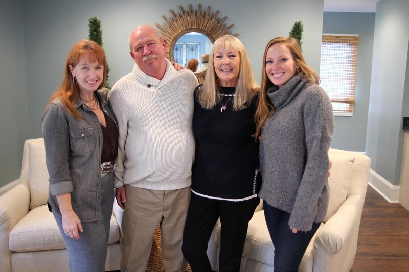 Als Julie und Larry Lee sich bei Mina und Karen melden, haben sie ein ganz besonderes Anliegen: Sie brauchen in ihrem Hause mehr Platz für gelegentliche Familientreffen – mit 23 Kindern und Enkeln … – Bild: HGTV/​Scripps Networks, LLC.