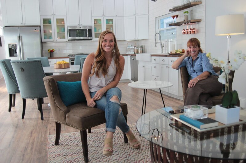 Karen (r.) und Mina (l.) haben allen Grund stolz auf sich zu sein: Sie haben es geschafft, aus dem vernachlässigten Rohbau ein wohnliches 210 Quadratmeter Haus zu zaubern – jetzt fehlt nur noch der passende Käufer … – Bild: HGTV/​Scripps Networks, LLC.