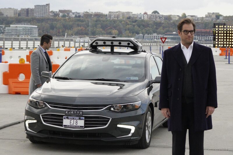 E.J., ein selbstfahrendes Auto, soll für den Tod eines Mannes verantwortlich sein. Nun sollen Bull und Benny beweisen, dass nicht die Entwicklerin Ginny Bretton für den tödlichen Unfall verantwortlich ist … – Bild: CBS Broadcasting, Inc.