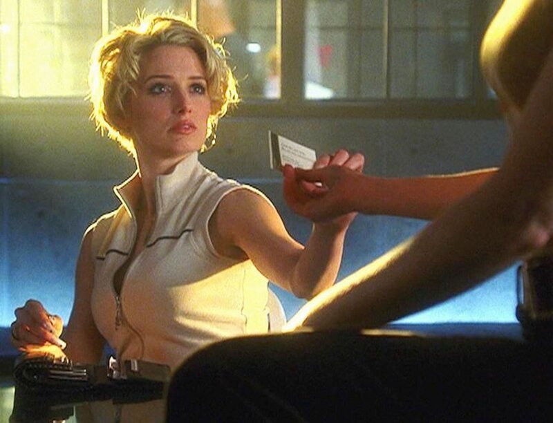 Ginger (Katherine LaNasa) veranstaltet Wettkämpfe mit ferngesteuerten Robotern. Vermutlich war es auch ein Roboter, der einen bestialischen Mord beging. Hat sie ihn gesteuert? – Bild: RTL