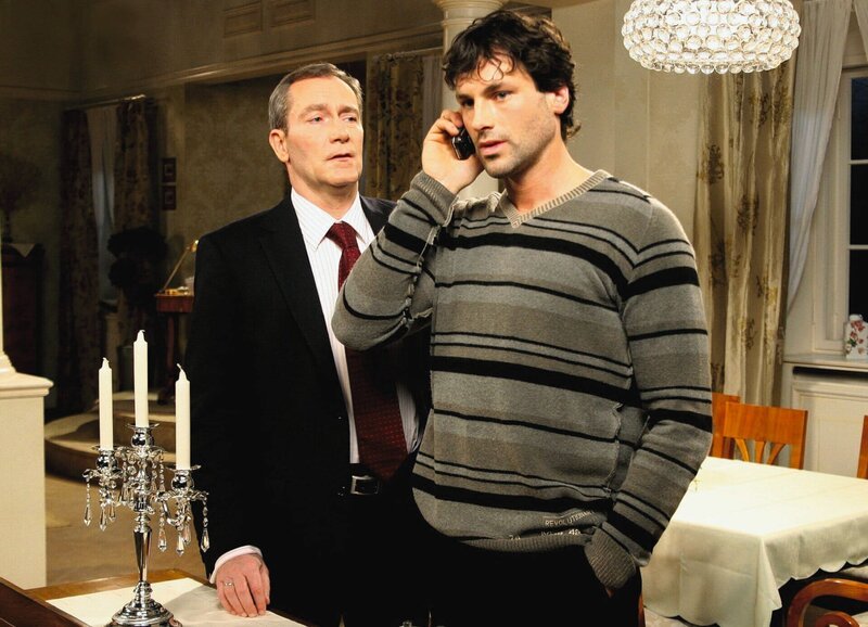 Wege zum Glück Kapitel 368 Staffel 1, Episode 368 Max bekommt im Beisein seines Vaters Richard einen Anruf von Nina: Peter Zimmermann als Richard, Jost Pieper als Max – Bild: SRF/​ZDF