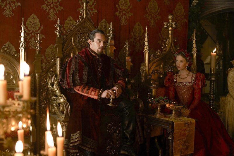 Das Weihnachtsfest am Hofe steht bevor und König Henry VIII. (Jonathan Rhys Meyers, l.) hat zum Entsetzen seiner jungen Frau (Tamzin Merchant, r.), besonderen Besuch geladen … – Bild: AXN White