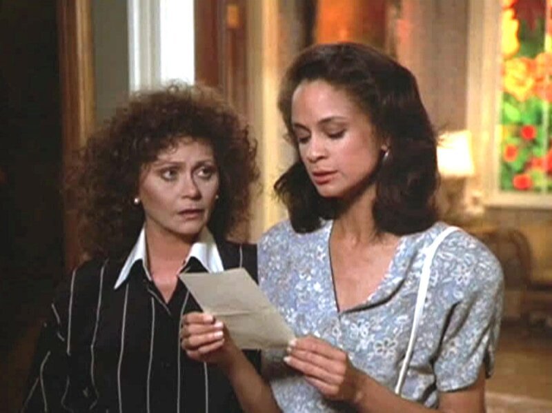 Emily Broussard (Emily Ashley) und Pricilla Dauphin (Anna-Marie Johnson) haben einen mysteriösen Brief entdeckt. – Bild: RTLup