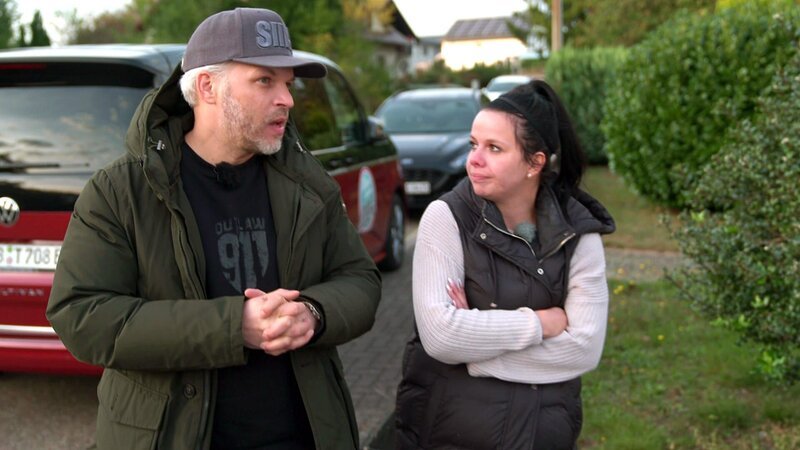 Bereitschaftspflegemutter Nadia sucht ein geräumiges, zuverlässiges Auto mit sieben Sitzen. Kann Sidney Hoffmann ihr dabei helfen? – Bild: RTLZWEI