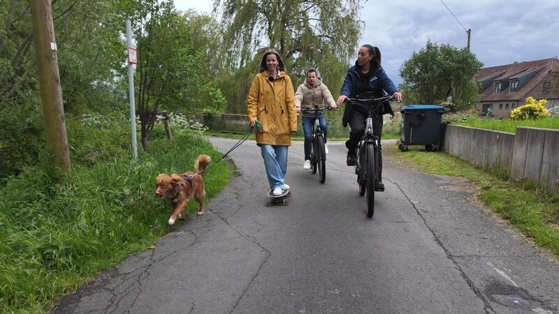 Julia (l.) und Frederik mit Duck Tolling Retriever „Capper“ und Trainerin Ellen Marques. – Bild: RTL /​ Mina TV