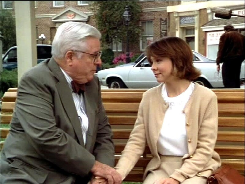 Seth Hazlett (William Windom) kümmert sich um die junge Krankenschwester Lila Nolan (Megan Porter Follows), die um einen gestorbenen Patienten trauert. – Bild: RTLup