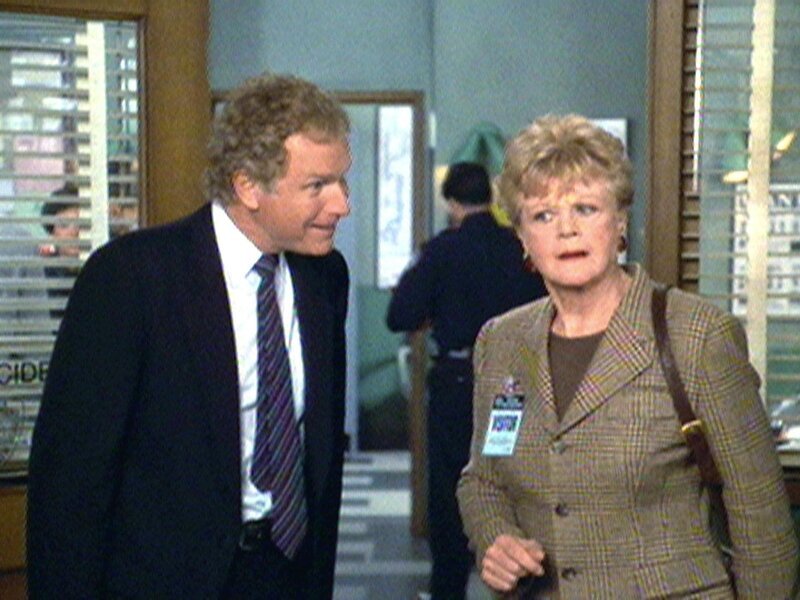 Jessica (Angela Lansbury) trifft bei einer Auktion Charlie (Wayne Rogers), der trotz Schulden ein teures Gemälde ersteigert. – Bild: RTLup