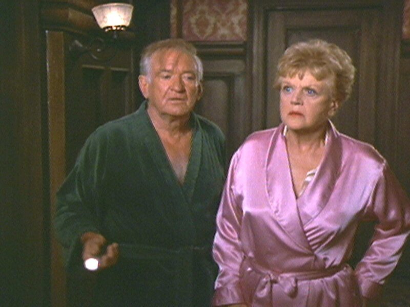 Von Geräuschen aufgeweckt, machen sich Jessica Fletcher (Angela Lansbury) und Inspektor Rory Lanahan (Rod Taylor) auf Geisterjagd. – Bild: RTLup