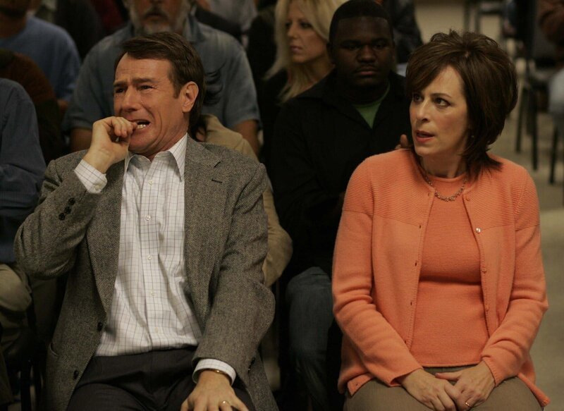 Lois (Jane Kaczmarke, r.) und Hal (Bryan Cranston, l.) besuchen Francis, um mit ihm den ersten Jahrestag zu feiern, seit er aufgehört hat, zu trinken … – Bild: ViacomCBS /​ Fox Broadcasting Co. /​ Saeed Adyani /​ FOX