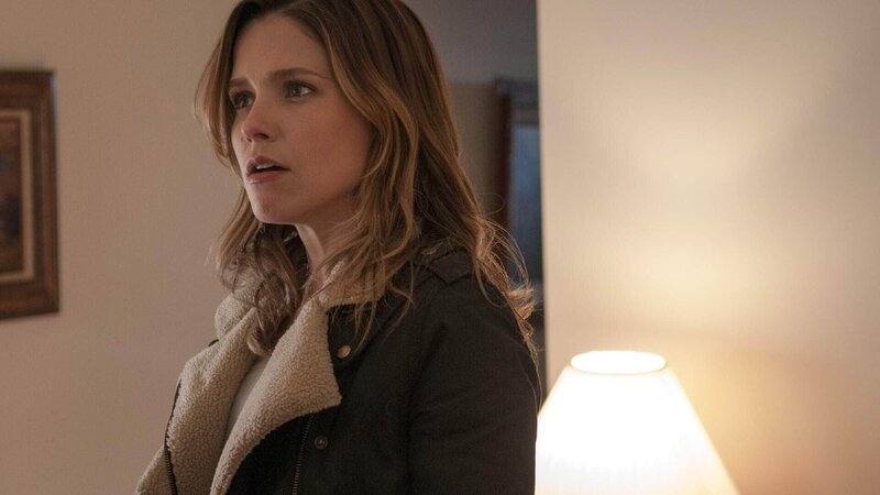 Erin Lindsay (Sophia Bush) wird von einem ehemaligen Freund erpresst, der einen Raub auf einen Juwelier plant. – Bild: RTL /​ NBC Studios