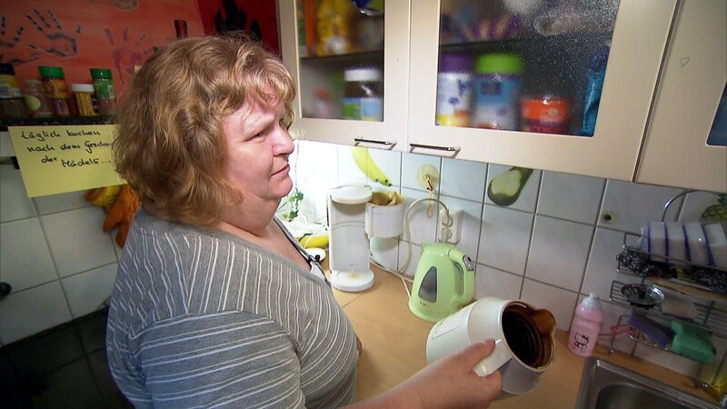 Tauschmama Carmen (46) kann nicht glauben, daß offensichtlich so wenig Wert auf Sauberkeit in Sabines Haushalt gelegt wird..Tauschmama Carmen (46) kann nicht glauben, daĂź offensichtlich so wenig Wert auf Sauberkeit in Sabines Haushalt gelegt wird.. – Bild: RTL II