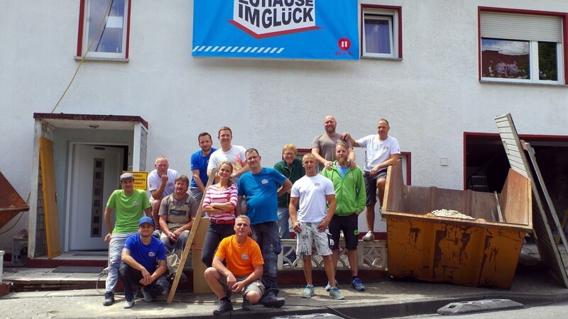 Das „Zuhause im Glück“-Team ist zur Stelle um die Familie zu unterstützen! – Bild: RTL II