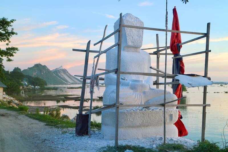 Der weiße Marmor für die unzähligen Buddha-Statuen in Myanmar stammt aus den Steinbrüchen nördlich von Mandalay. – Bild: Medienkontor/​Martin Schacht /​ ARTE