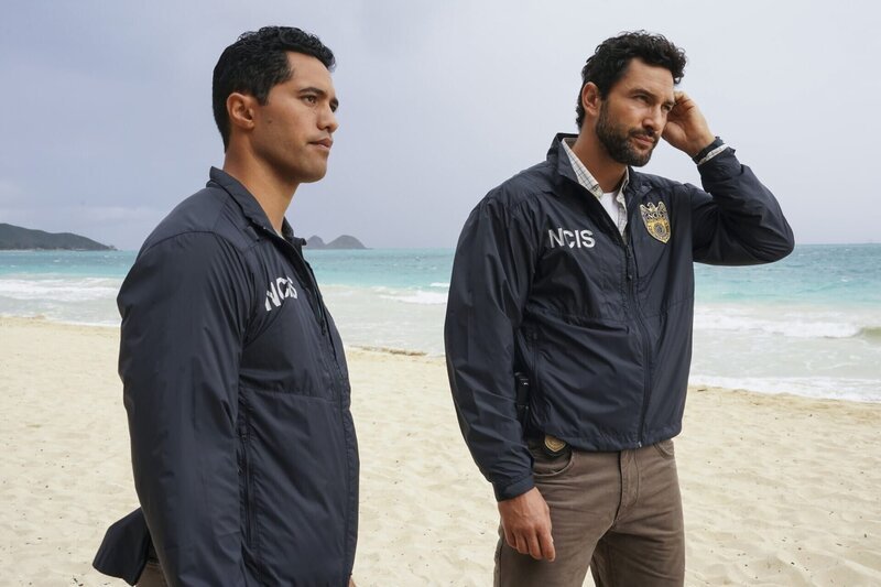Kai Holman (Alex Tarrant, l.); Jesse Boone (Noah Mills, r.) – Bild: CBS Broadcasting, Inc. /​ Karen Neal