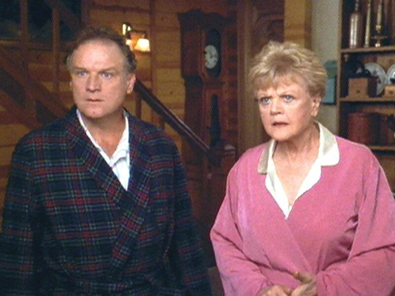 Jessica (Angela Lansbury) ist zu Gast bei Larry (Bill Smitrovich), der eine ‚Schreib- und Lesestiftung‘ ins Leben gerufen hat. – Bild: RTLup