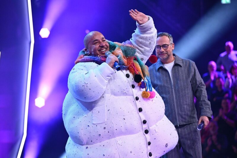 Enthüllt: Lou Bega ist DER SCHNEEMANN. – Bild: Joyn /​ Willi Weber