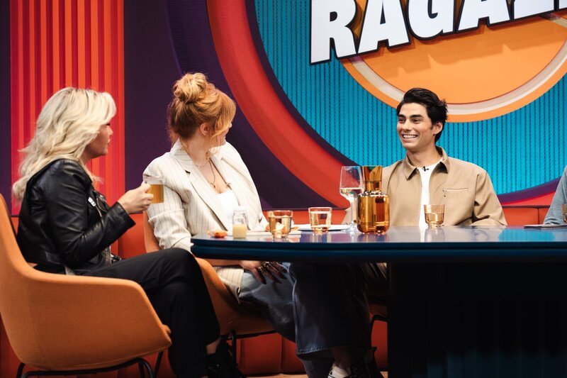 Sophie Passmann (M.) im Gespräch mit Evelyn Burdecki (l.) und Jacob Rott (r.) in „Neo Ragazzi“ – Bild: ZDF und ben knabe
