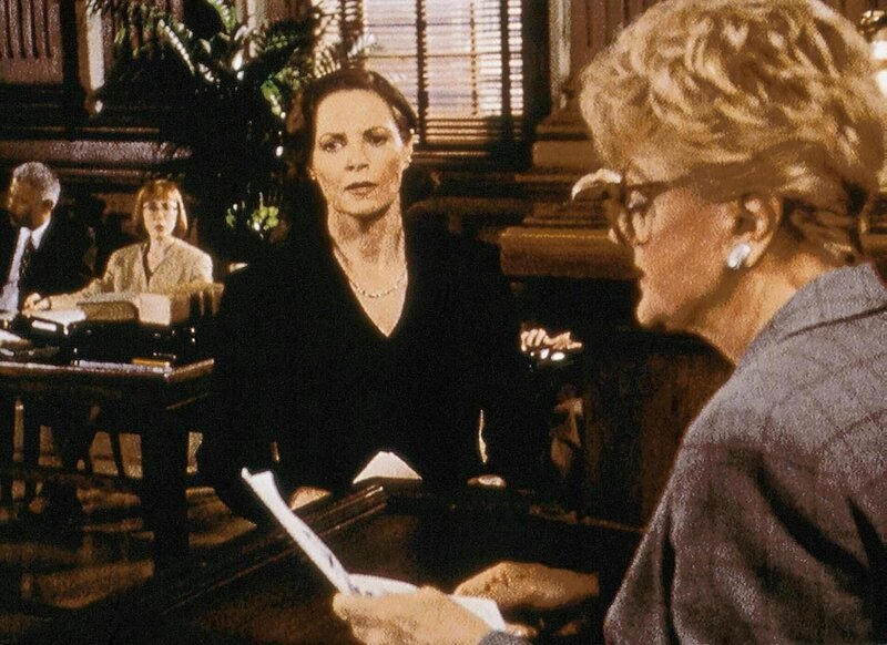 Jessica Fletcher wird von Staatsanwaeltin Annette Rayburn verhoert. – Bild: RTLup