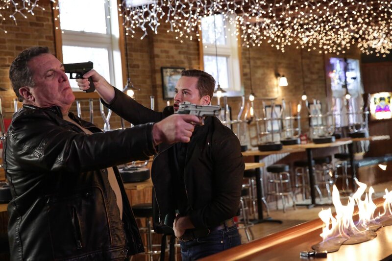 Die Konflikte im Molly’s eskalieren: Arthur bedroht Gabby, kann Halstead ihn aufhalten? – Bild: NBCUniversal Media, LLC