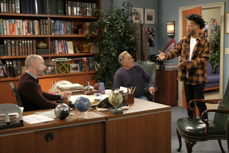 (v.l.n.r.) Mr. Mathers (Jim Rash); Arthur (Judd Hirsch); Franco (Jermaine Fowler) – Bild: CBS Broadcasting, Inc.