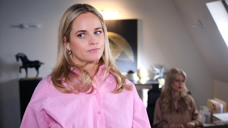 Cecilia (Carina Koller, l.) muss sich eingestehen, dass Patrizia (Miriam Lahnstein) sie zunehmend beeindruckt. – Bild: RTL /​ Stefan Behrens /​ Folge 7589