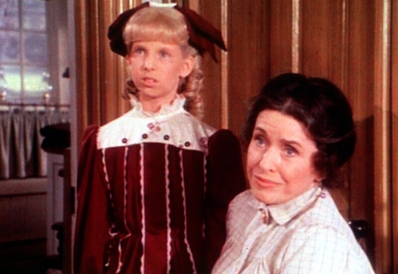 Nancy (Allison Balson) kann tun, was sie will. Ihre Adoptivmutter Mrs. Oleson (Katherine MacGregor) verteidigt sie in jedem Fall. – Bild: Worldvision