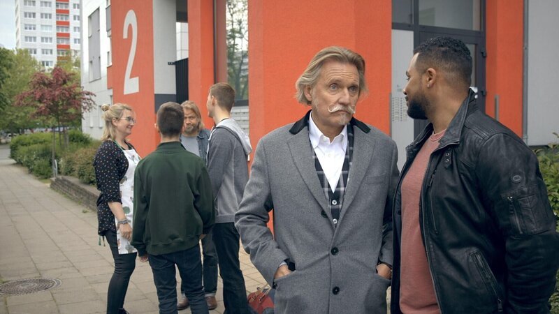 Ingo Lenßen (5.v.l.); Ben Handke (r.) – Bild: SAT.1
