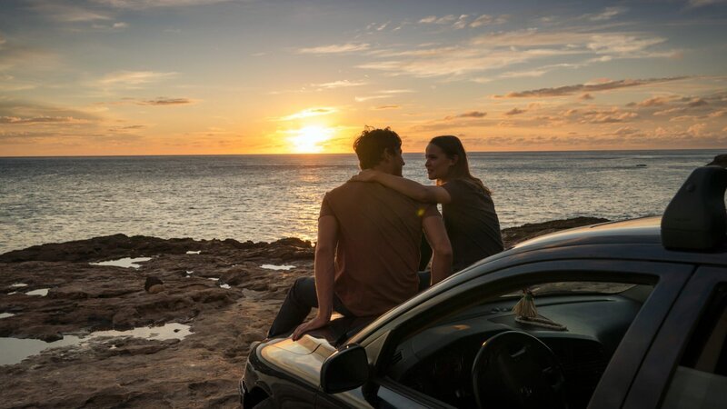 Laura (Clara Rugaard) und Harrison (Lewis Pullmann) erleben einen unvergesslichen Sommer – Bild: RTL Zwei