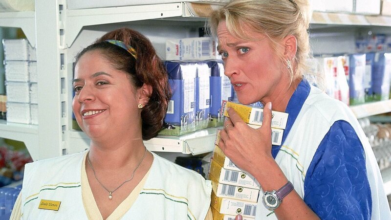 Rita (Gaby Köster, r.) ahnt Schlimmes: Gisi (Franziska Traub) hat sich schon wieder einen Kunden ‚ausgeguckt‘ … – Bild: RTL