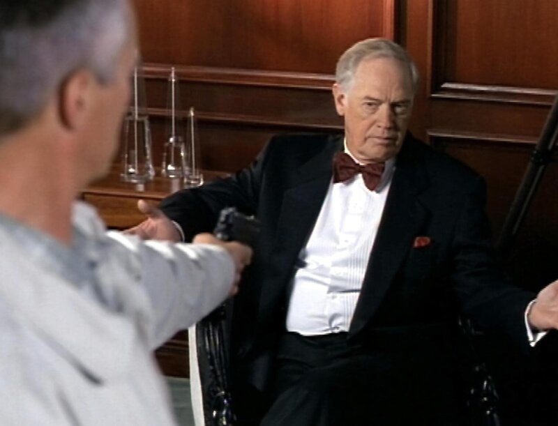 Jack (Richard Dean Anderson) bedroht Senator Kinsey (Ronny Cox, re.). Jack will, dass er seine Macht einsetzt um General Hammond wieder zur¸ckzuholen. – Bild: RTL II