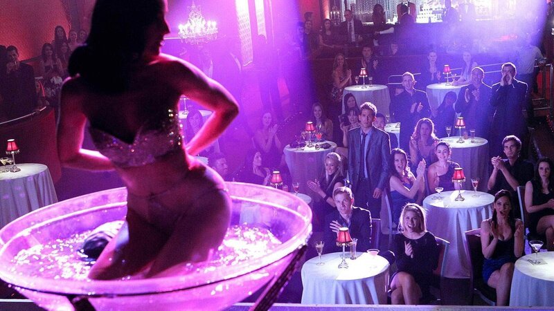 Misstrauisch verfolgt Greg seine neue Freundin Ellen (Dita Von Teese) und stellt fest, dass sie als Burlesque-Tänzerin auftritt – unter dem Namen Rita von Squeeze … – Bild: RTL /​ CBS