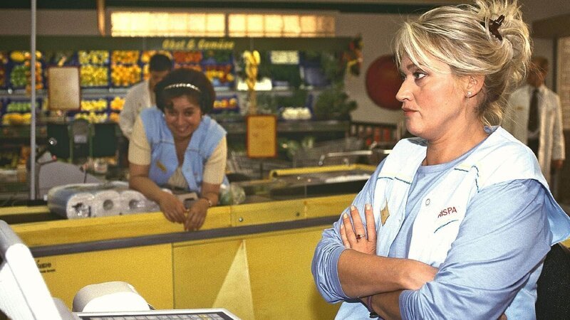 Ritas (Gaby Köster, r.) Arbeitskollegin Gisi (Franziska Traub, hinten) findet Rudi, Horsts Arbeitskollegen, super! Rita soll nun ein Treffen arrangieren. – Bild: RTL