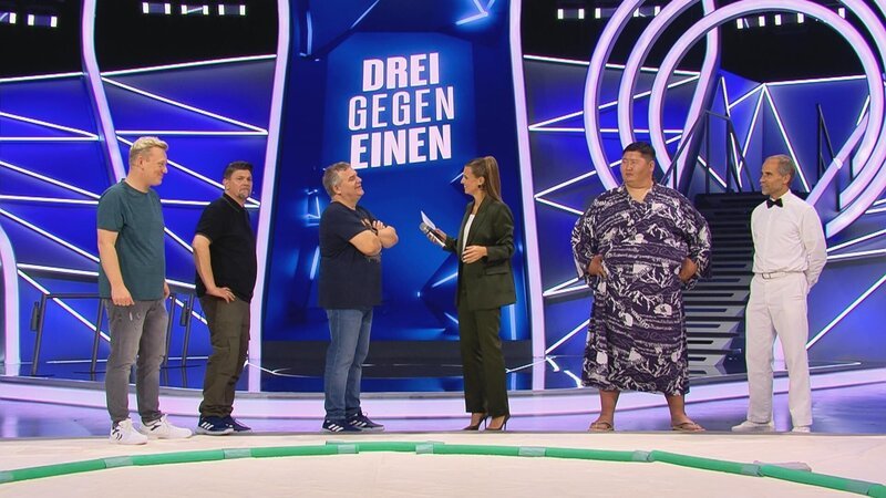 V.l.: Knossi, Tim Mälzer, Elton, Larua Wontorra, Ichinojo Takashi und xxx – Bild: RTL